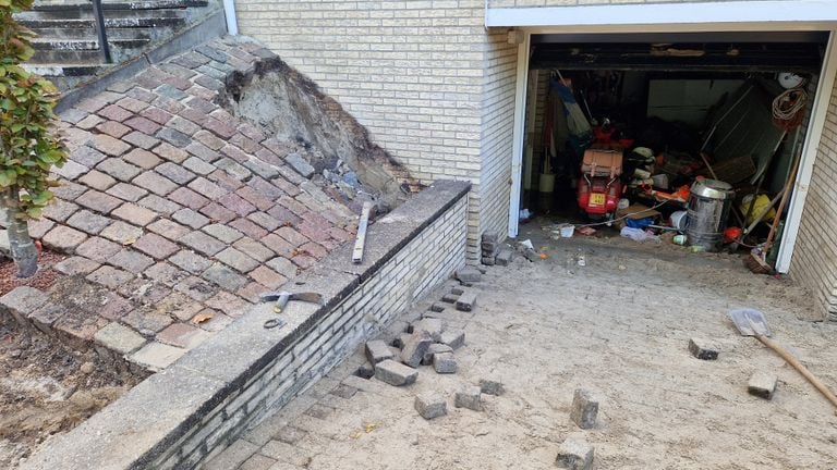 The place where the water pipe burst is being repaired (photo: Tom Berkers).