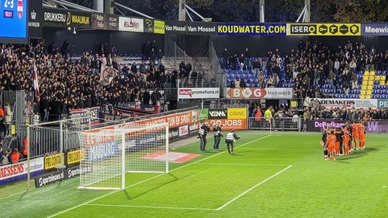 The players of Willem II celebrate the derby win with the supporters (photo: Leon Voskamp).