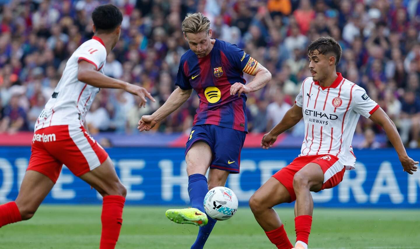 Frenkie de Jong with a shot on target.