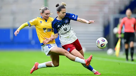 HSV player Maria Mikolajova (r.) and Emily Reske (Jena)