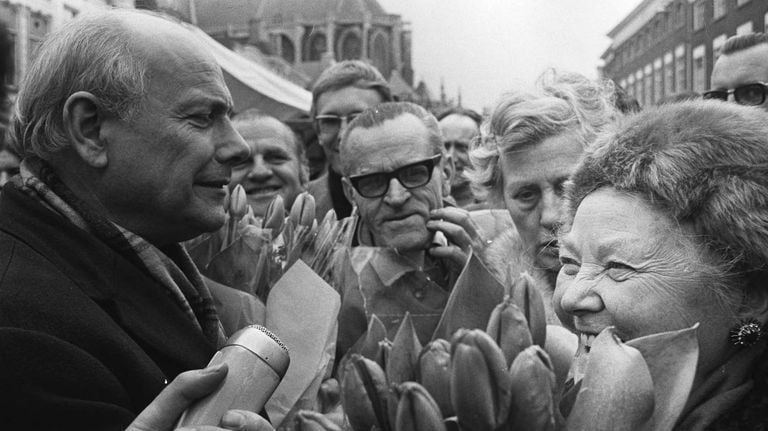 PvdA leader Joop den Uyl campaigns on the market in Breda (photo: National Archives)