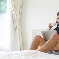 Bed rotting: staying in bed for a whole day. | Photo: Freepik