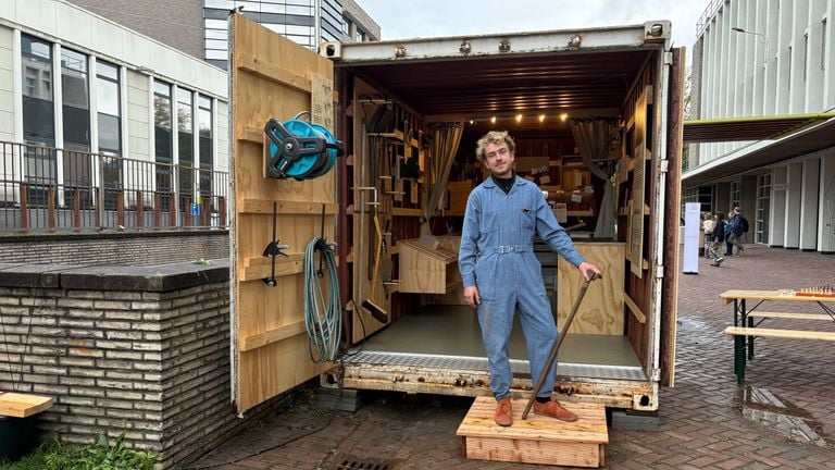 Benjamin Otto Dikmans with his shipping container with garden supplies (photo: Rogier van Son).