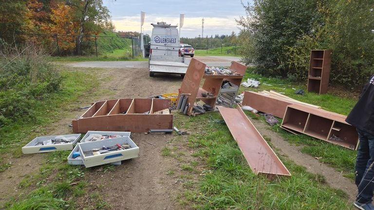 Dumped items in Hapert (photo: Bouwservice Lensvelt). 
