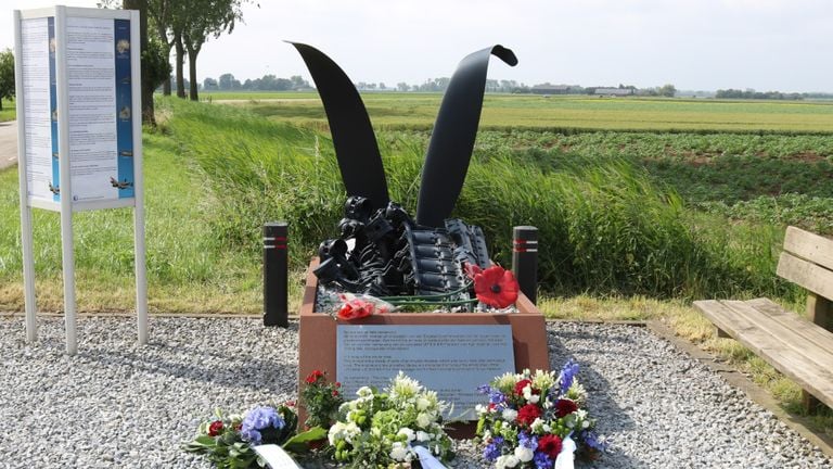 The war memorial in Werkendam that was damaged by a truck on Tuesday afternoon (photo: Corine Koek-Maasdam).