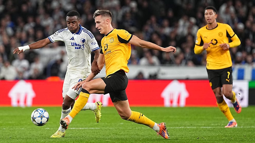 Youssoufa Moukoko (l./20) im Zweikampf mit Nico Schlotterbeck (25)