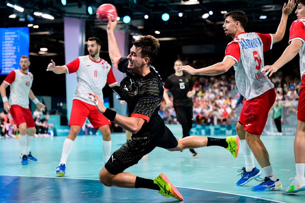 Julian Köster (25/M.) beim olympischen Handball-Turnier in Paris gegen Kroatien. Köster & Co. verlieren die Partie 26:31