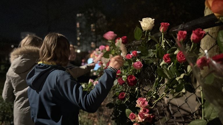 Children lay flowers for Anne-roos (photo: Jos Verkuijlen).