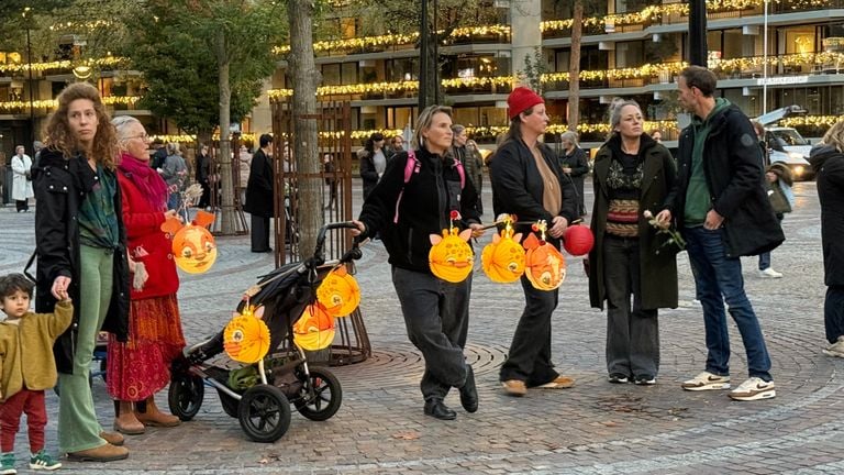 Early in the evening, participants walked with lanterns (photo: Jos Verkuijlen).