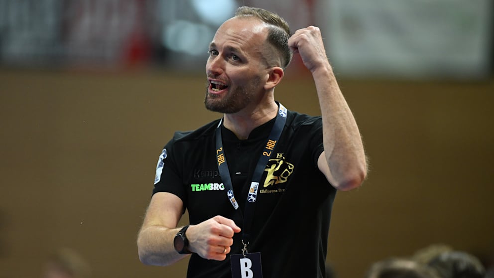 Dresdens Trainer André Haber hat allen Grund zur Freude, holte in der 2. Liga zuletzt sechs Siege in Folge