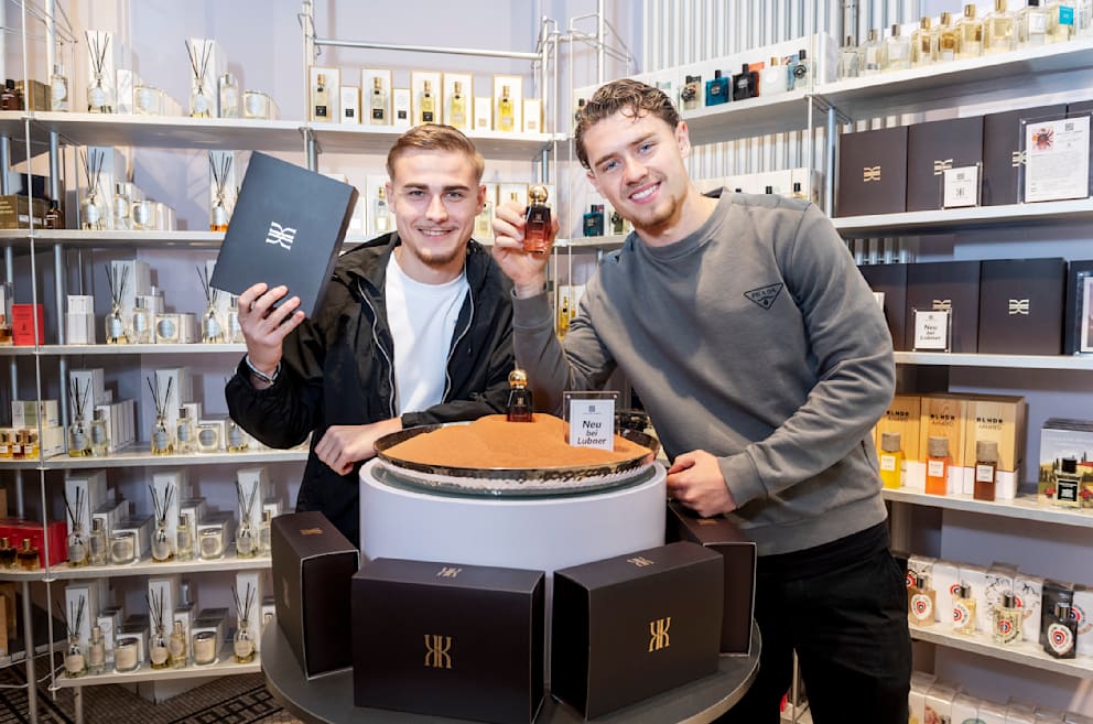 Linus Gechter (r.) hat mit Hertha-Mitspieler Marten Winkler (22/l.) das Parfüm „Red Desert“ von Karouge auf den Markt gebracht