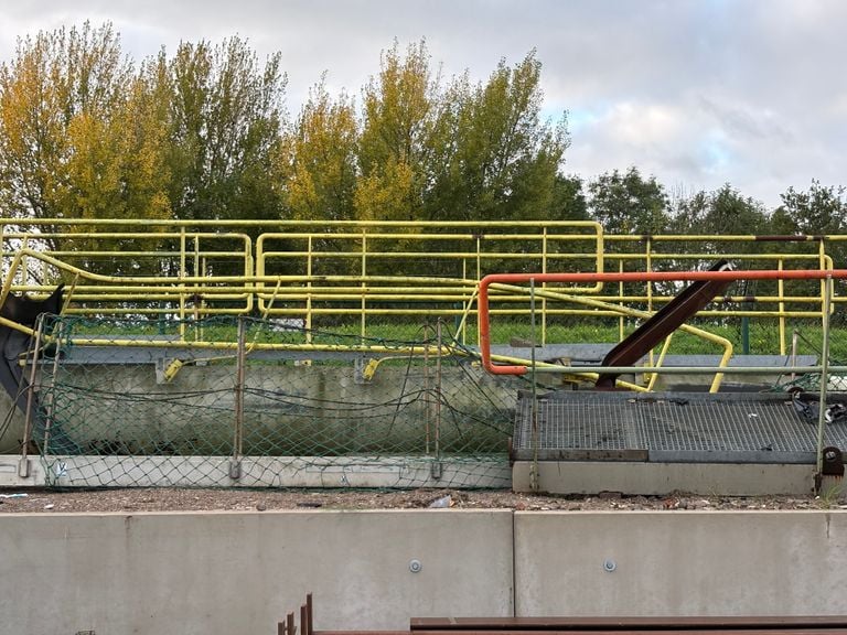Twisted bridges and a broken fence at the company (photo: Raymond Merkx).