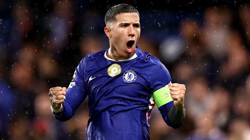 Torschütze Enzo Fernandez (24) bejubelt seinen Treffer beim 5:1 gegen Ajax Amsterdam in der Champions League