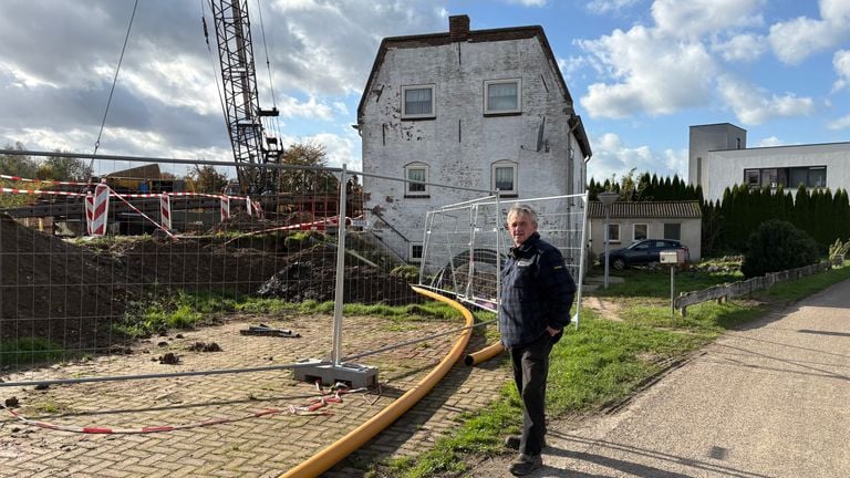 The construction crane was in front of Piet's house because the dike is being strengthened.