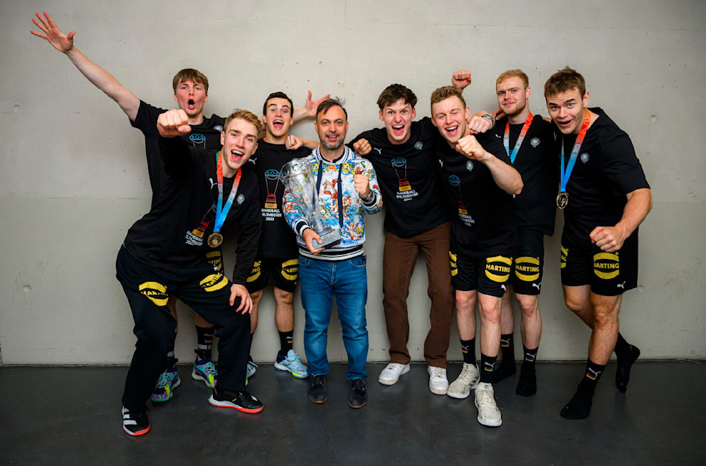 Die Berliner Gold-Jungs von 2023 mit Füchse-Boss Bob Hanning (v.l.): Nils Lichtlein (Füchse Berlin), Lasse Ludwig (Füchse Berlin), Tim Freihöfer (Füchse Berlin), Bob Hanning, Maxim Orlov (jetzt TSV Hannover-Burgdorf), Moritz Sauter (jetzt HSV Hamburg), Matthes Langhoff (Füchse Berlin), Max Beneke (jetzt ThSV Eisenach)