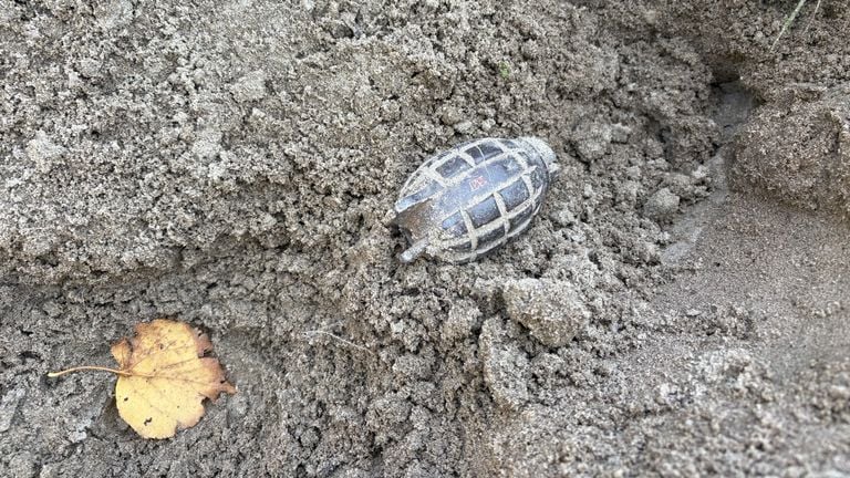 Tamika discovers a hand grenade on the practice field (photo: Wilco Zonneveld).