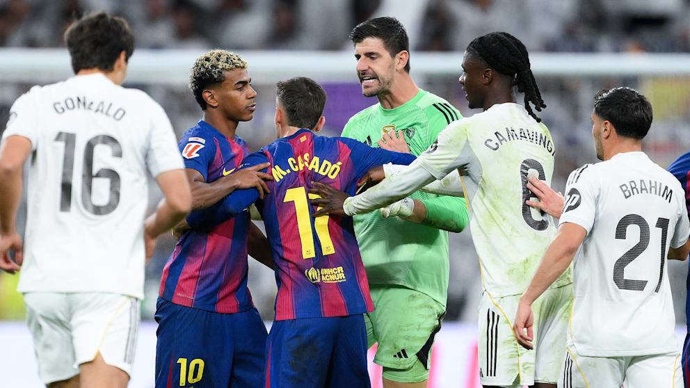 Real-Torwart Thibaut Courtois (33/Mitte) musste von Lamine Yamal (18/2. v. l.) getrennt werden