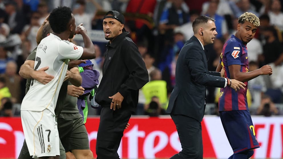 Die Nerven liegen blank: Vinicius Jr. (25/l.) zeigt mit dem Finger auf Yamal (r.), der nicht eingesetzte Barcelona-Star Raphinha (Mitte) stellt sich zwischen die beiden
