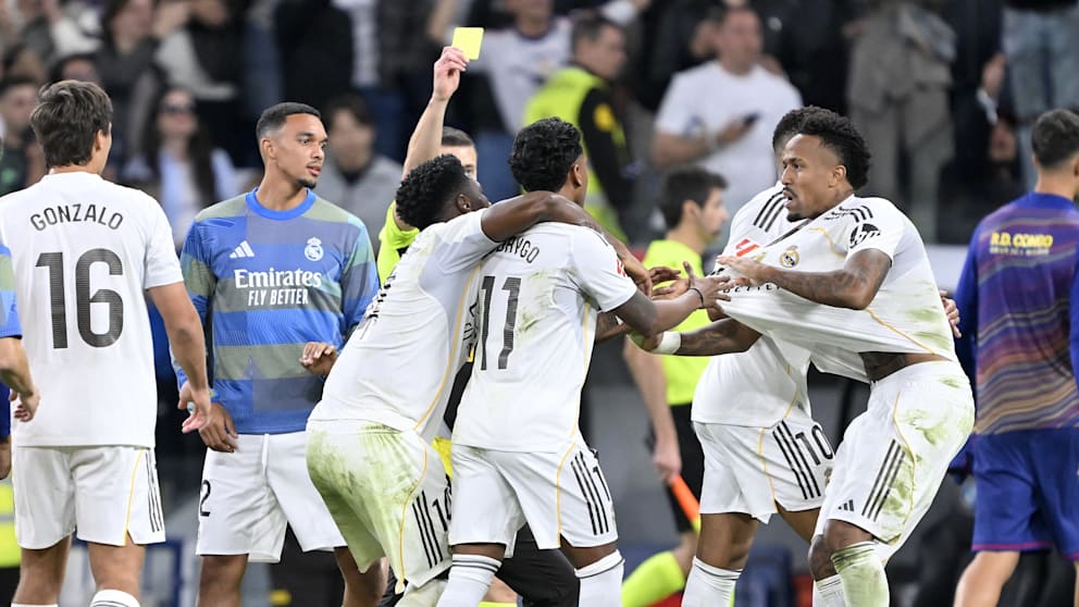 Reals Rodrygo (Mitte, Nummer 11) sieht Gelb für seine Beteiligung an den Tumulten