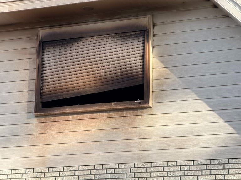 Little was left of this roller shutter during the fire in Wouw (photo: Raymond Merkx). 