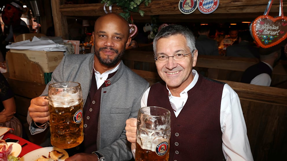 Bayern-Trainer Vincent Kompany mit bester Laune auf der Wiesn mit Präsident Herbert Hainer (r.)