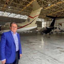 Carlos Colunga, pilot and aeronautical consultant, during an interview where he reviews his career and his vision of the future of air connectivity in Argentina. | Photo: Carlos Colunga
