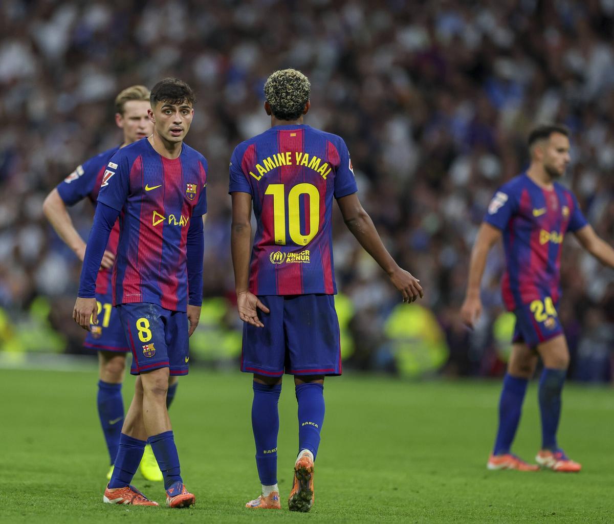 De Jong, Pedri, Lamine Yamal and Eric Garcia during the classic against Real Madrid