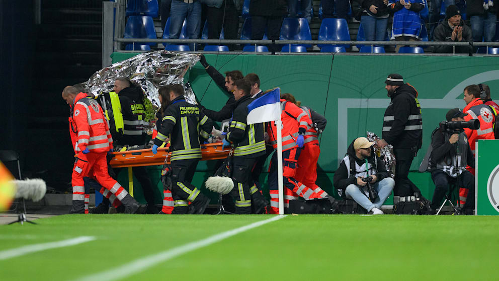 Hier wird der Fan unter Sichtschutz abtransportiert