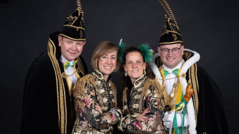 Prince Bram d'n Urste (right). Together with his adjutant Stefan Kooijmans and ladies-in-waiting Marleen Verhoeven and Daisy de la Cousine (photo: Schorsbos).