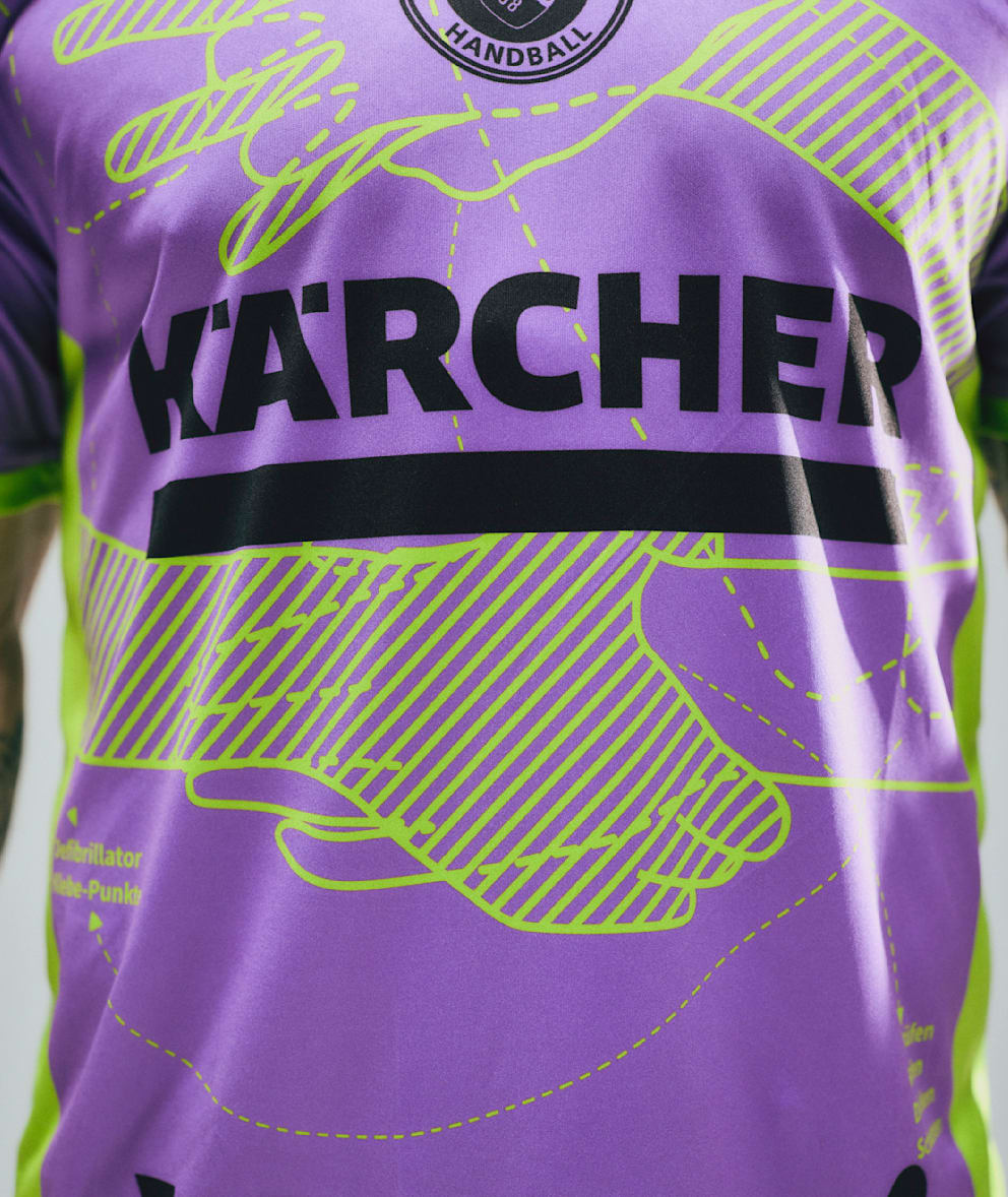 Hände auf dem Trikot symbolisieren Herzdruckmassage