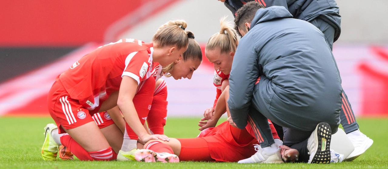 The FC Bayern Munich footballers are worried about the injured Lena Oberdorf