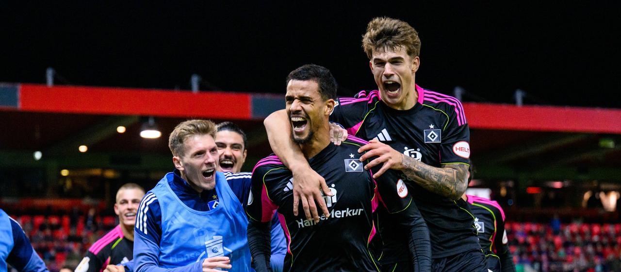 Hamburg's Robert Glatzel celebrates his goal together with his teammates