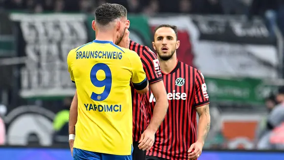 Braunschweig's Erencan Yardimci grabs Boris Tomiak (Hannover 96) by the neck and then sees red