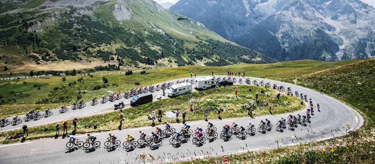 The 2022 peloton on the way to L'Alpe d'Huez