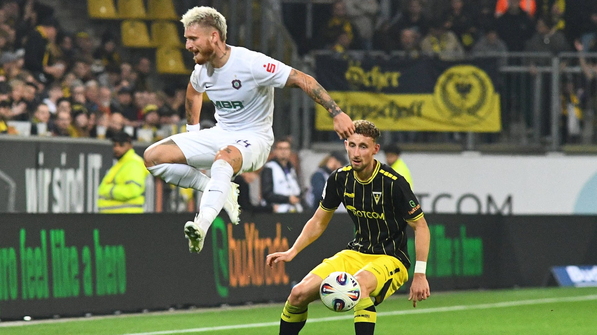 The game scene between Alemannia Aachen and Erzgebirge Aue from the last matchday of the 3rd division: After the guest victory, an incident occurred. The game scene between Alemannia Aachen and Erzgebirge Aue from the last matchday of the 3rd division: After the guest victory, an incident occurred.