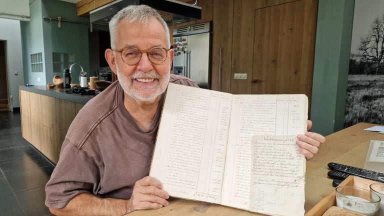 Wim Geurts with the cash book from the nineteenth century (photo: Tom Berkers).