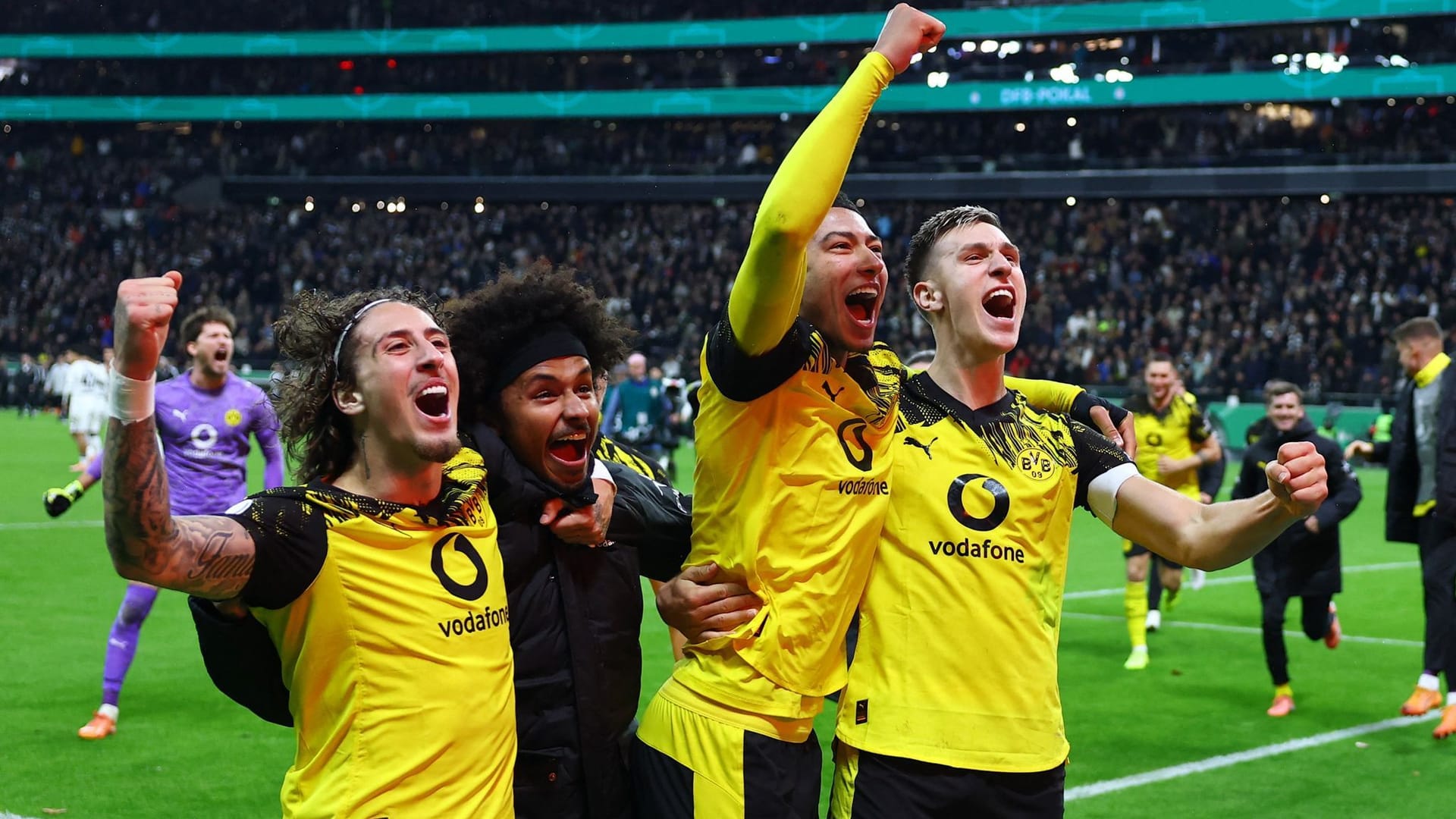 Excitement in Frankfurt: The BVB stars celebrate after their victory in the penalty shootout.