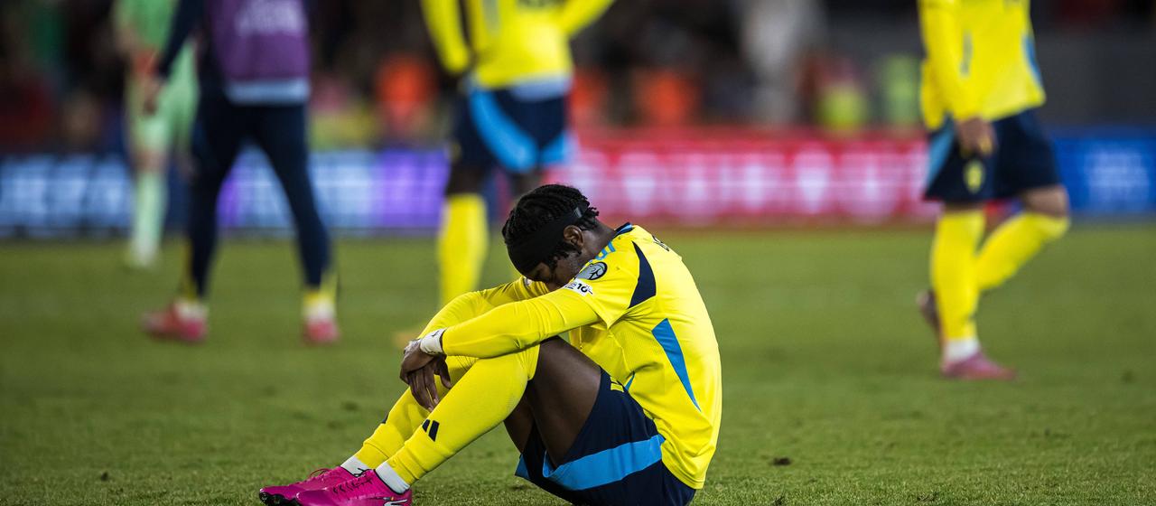 Anthony Elanga sits disappointed on the pitch after the game against Kosovo