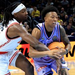 Alba's Boogie Ellis moves to Morb against Chalon's Justyn Mutts (imago images/Nordphoto)