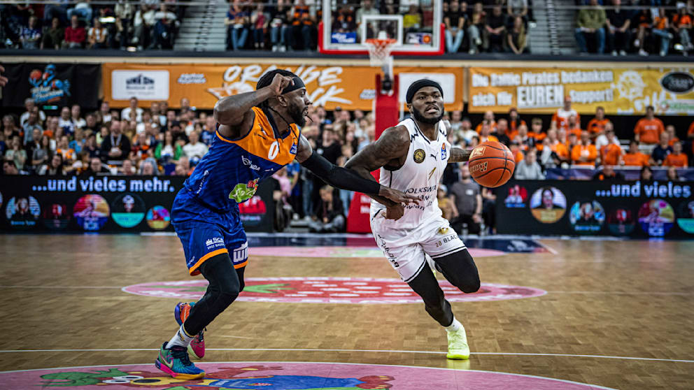 Vergangenheit: Crockett (r., gegen Rostocks JeQuan Lewis) im vergangenen Mai in einem seiner letzten Spiele für Braunschweig gegen seinen jetzigen Arbeitgeber
