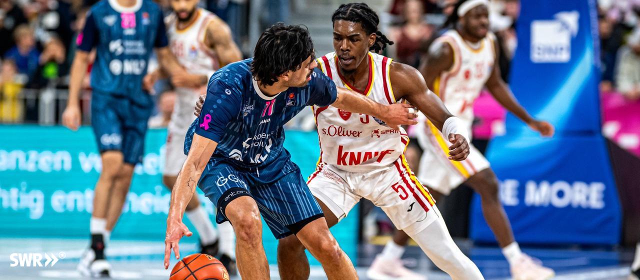 Erol Ersek (MLP Academics Heidelberg) dribbles against Marcus Carr from Würzburg.