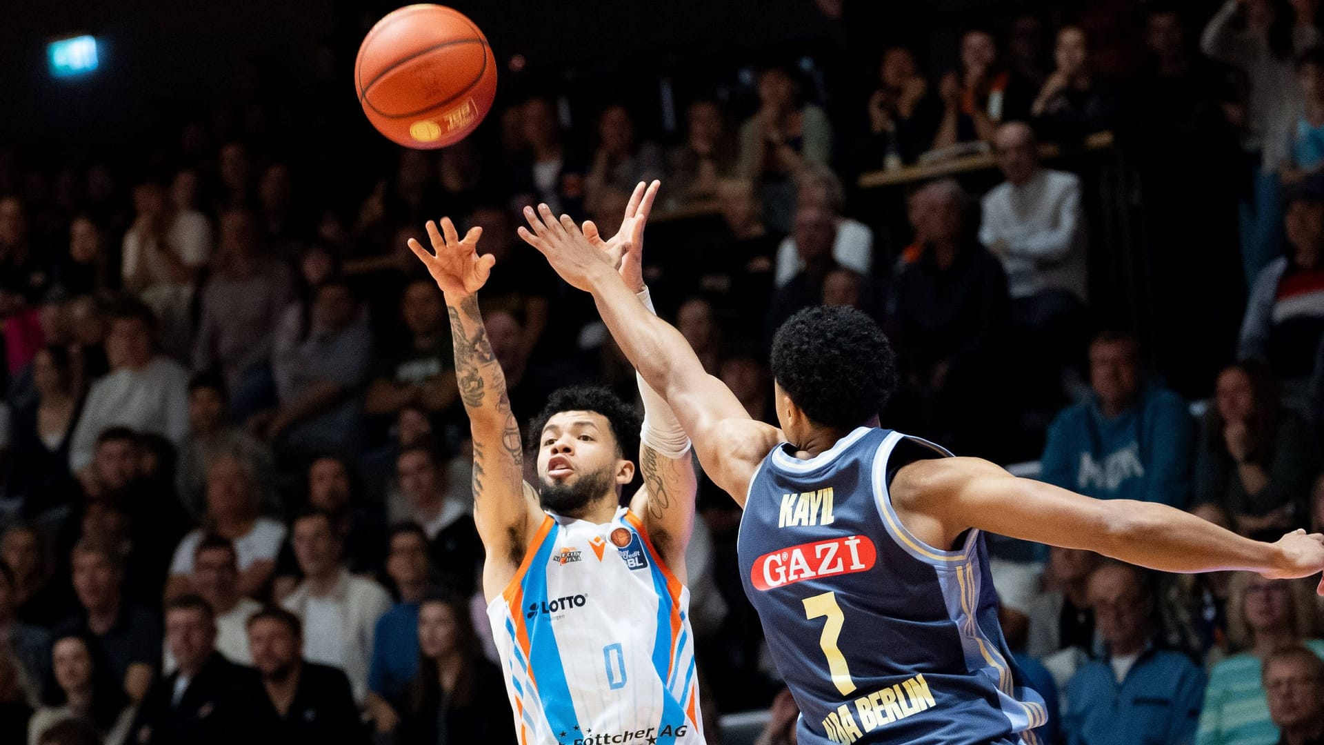 Jena Tavian Dunn-Martin (left) in the duel with Albas Jack Kayil: TV viewers of the game did not get any comment at first.