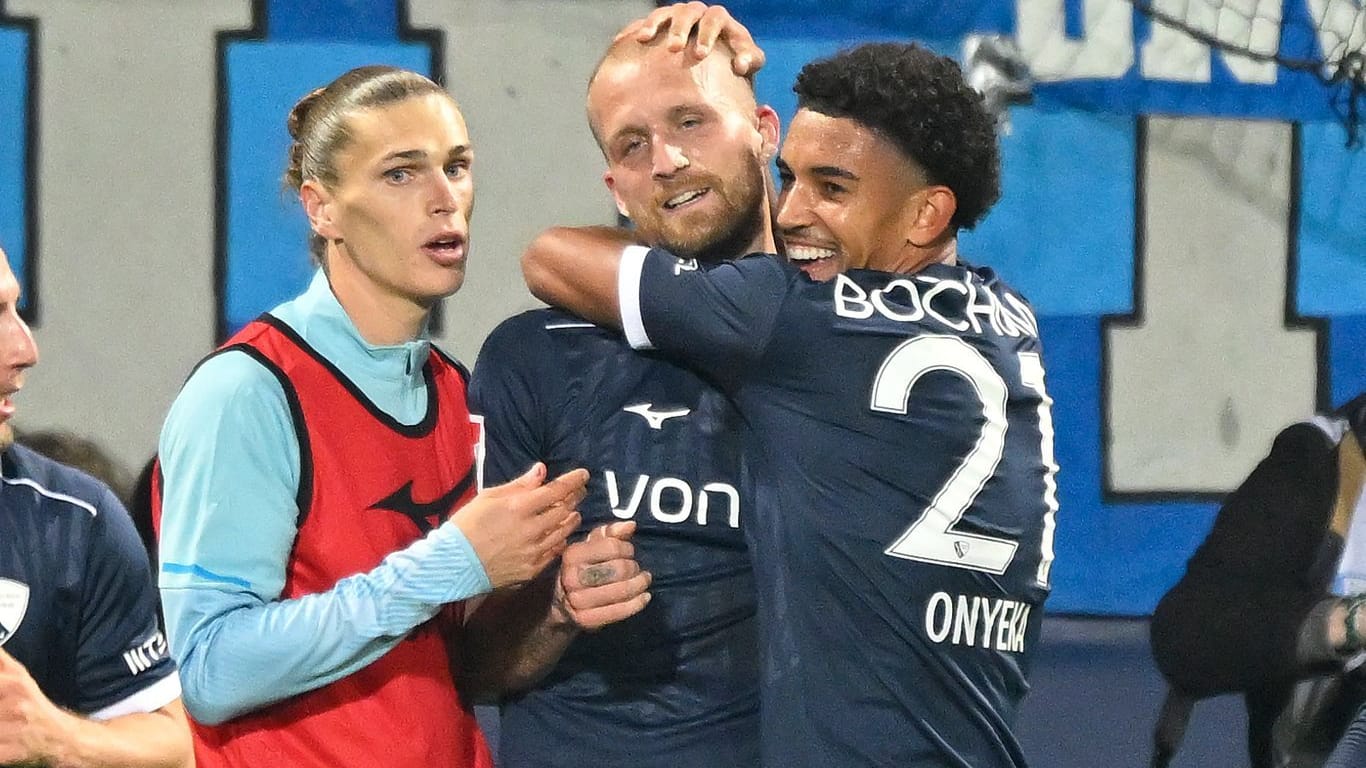 Celebrations from Bochum: Francis Onyeka (r.) celebrates his goal to make it 3-0 with his teammates.