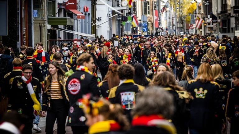 More and more partygoers in Oeteldonk are wearing black jackets instead of farmers