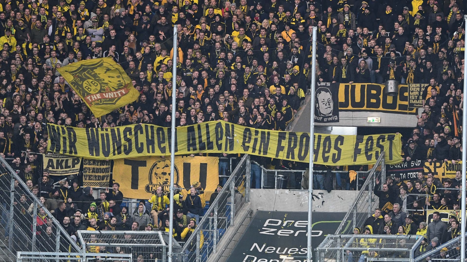 Banners with Christmas greetings on the BVB stands (archive photo): Borussia Dortmund will also be holding Christmas singing in 2025.