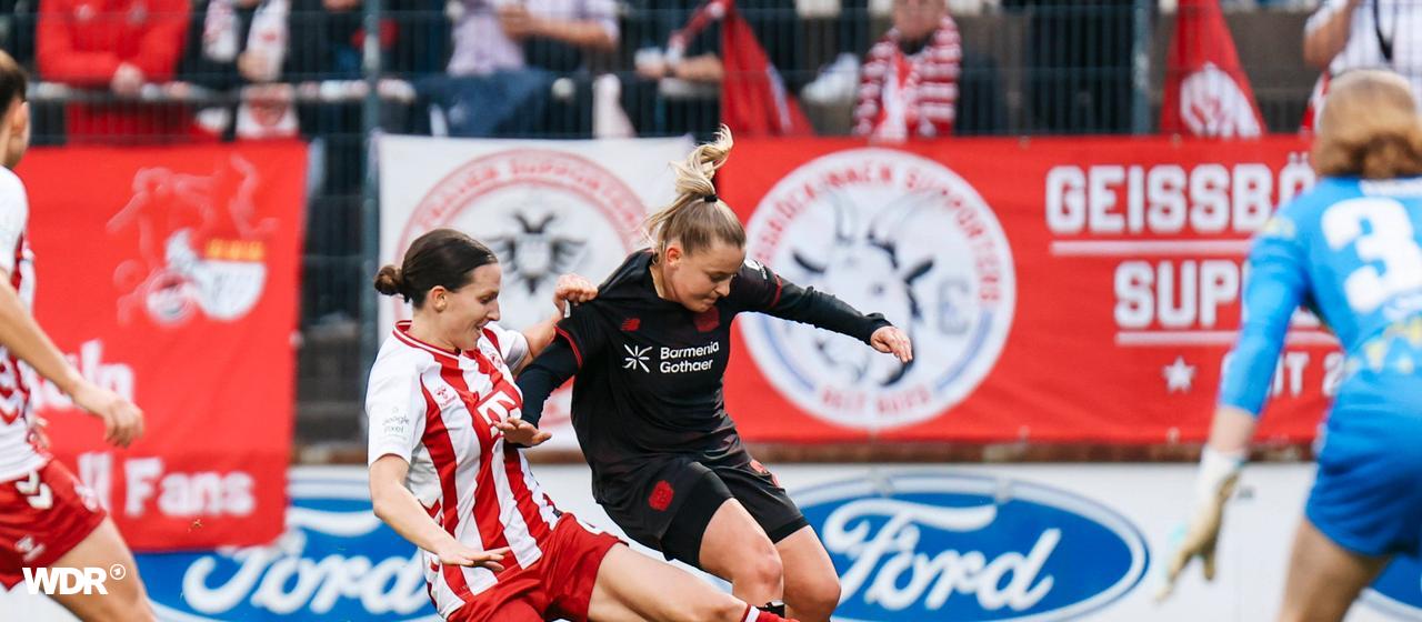 Sara Agrež (l.) from 1. FC Köln tackles Vanessa Fudalla from Bayer 04 Leverkusen.