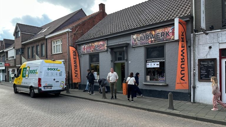 Not very busy, but many customers at the fireworks shops in Baarle-Hertog (photo: Ronald Sträter).