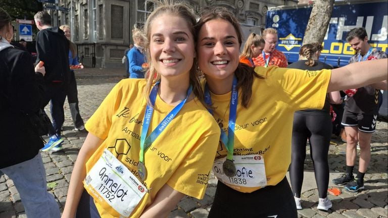 Annelot Bastiaansen and Anne Sofie van de Made ran the 10 kilometers from the Breda Singelloop (photo: Leon Voskamp).