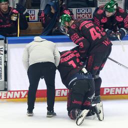 Eisbären newcomer Patrick Khodorenko is brought off the ice injured (Source: imago images/Nordphoto)
