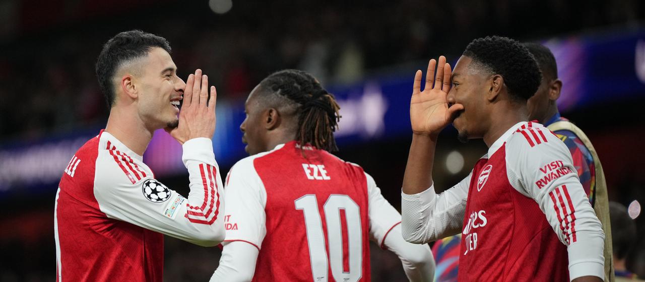 Arsenal's Gabriel Martinelli celebrates with his teammates